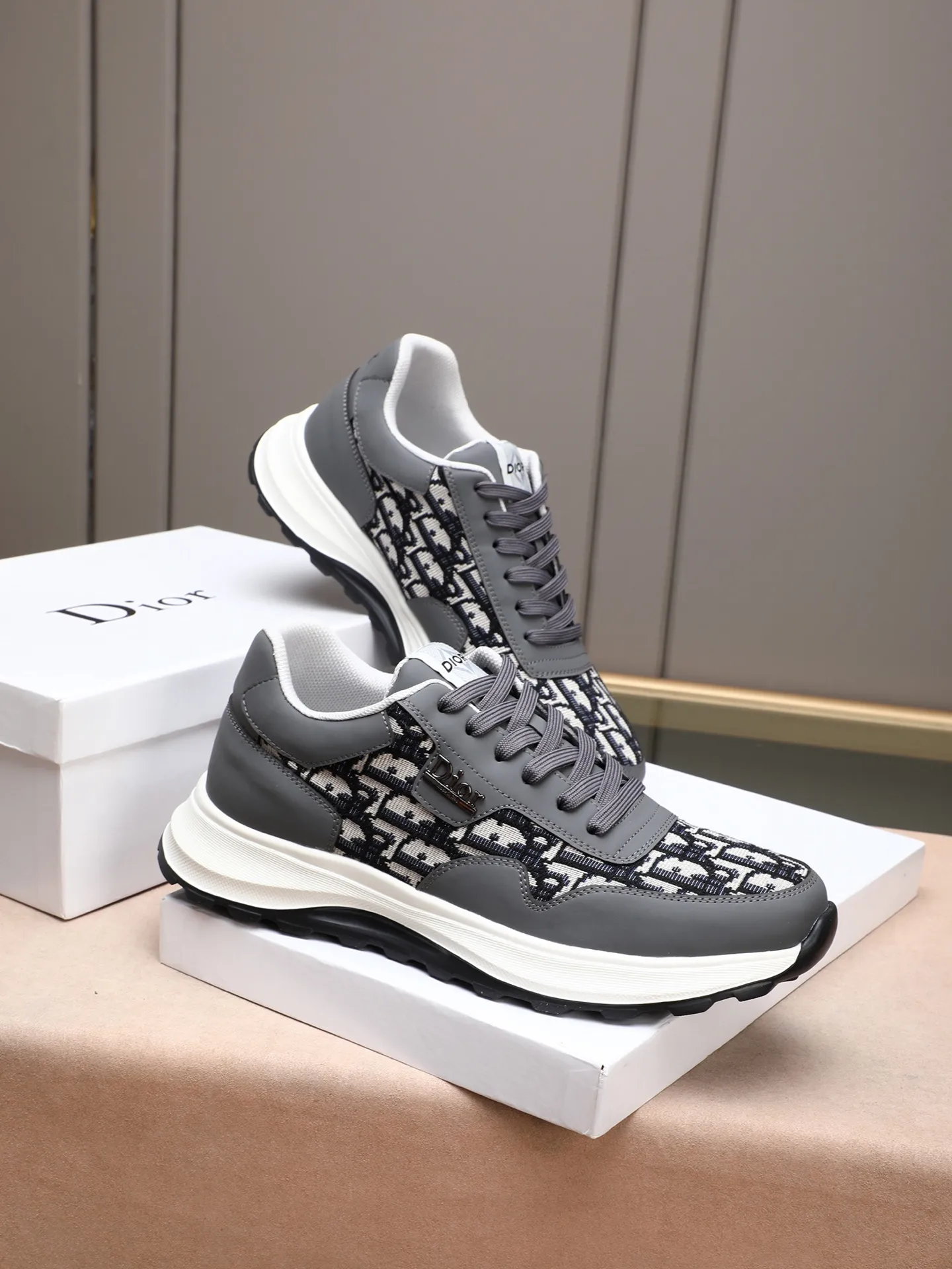 🆕🆕🆕Men's Shoes💰P460 Dior's avant-garde and versatile fashionable men's shoes are privately modeled, calfskin stitched with Dior's special waterproof fabric, fashionable, simple, stylish, eye-catching and classy. It will subvert old ideas and be a must-have for fashionistas who want to spend time with you! Must keep it for yourself! High-end comfort but low-end, high-end quality workmanship. Code number: 38-44 (45 customized) 4 colors for your choice [kiss][kiss][kiss]